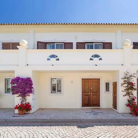 Villa Sleeps 6 With Air Con And Wifi