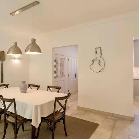Villa Sleeps 6 With Air Con And Wifi