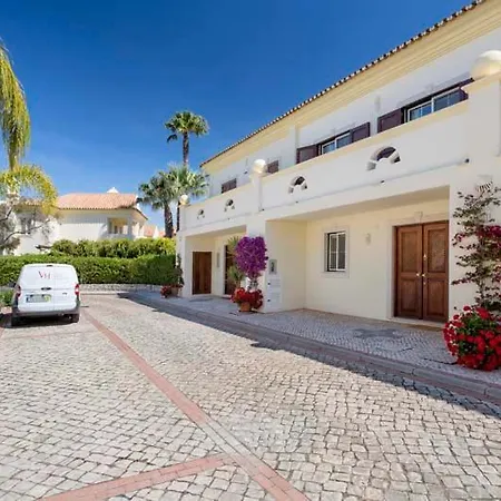 Villa Sleeps 6 With Air Con And Wifi *