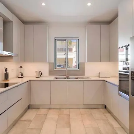 Sleeps 6 With Air Con And Wifi *